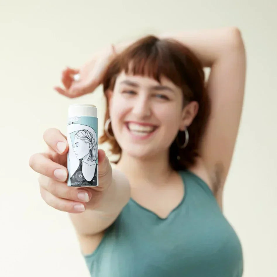 Frau mit natürlichem, aluminiumfreien Deo von Queen of Green